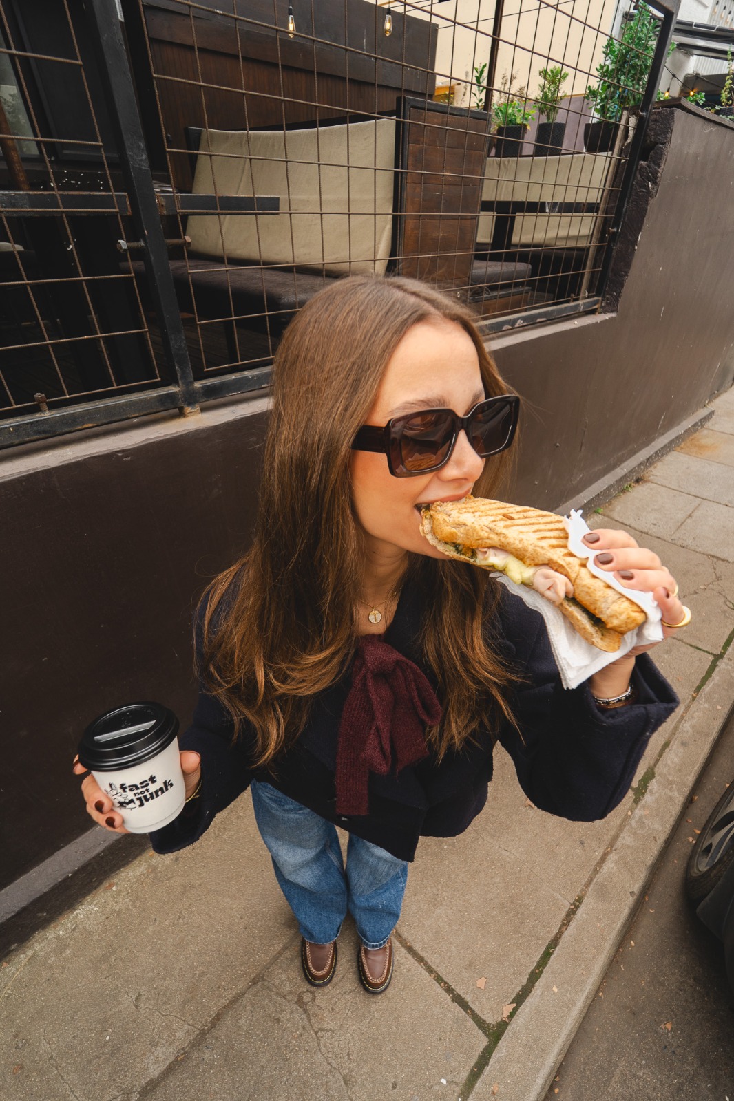 Comiendo panini con café FNJ en la calle