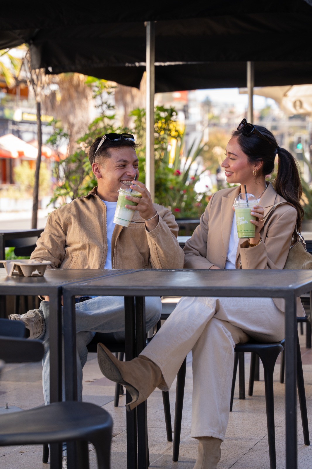 Pareja disfrutando matcha Fast Not Junk